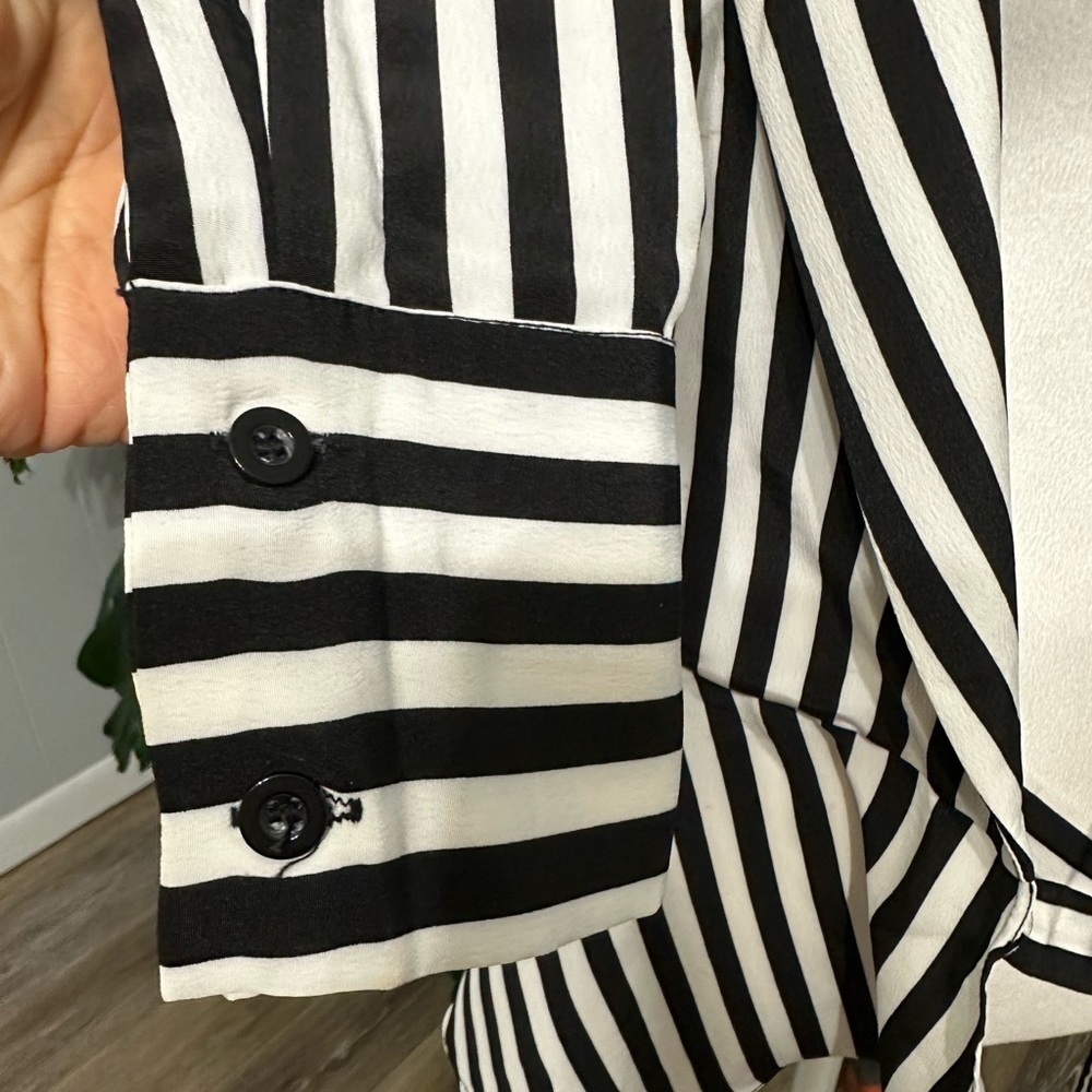 🛍️ Leo & Viola black and white striped unique wrap shirt excellent condition. - Picture 3 of 10